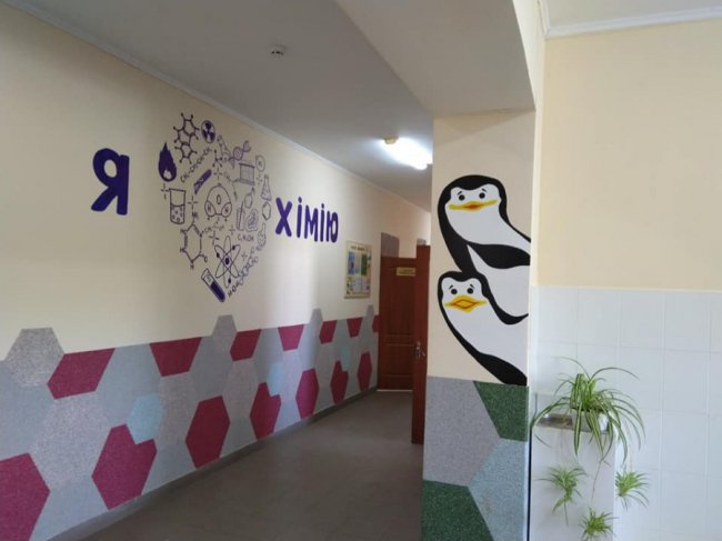 Креативили для дітей: під Луцьком батьки і вчителі прикрасили школу і дитсадок. ФОТО