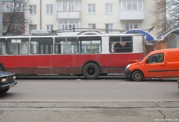 На центральному проспекті Луцька автівка врізалась у тролейбус. ФОТО