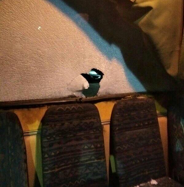 У місті на Волині невідомі кинули каменем у маршрутку і розбили скло. ФОТО