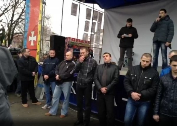 У Луцьку «Беркут» стає на коліна і пише заяви на звільнення. ФОТО