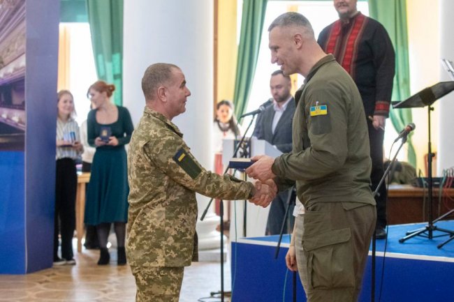 Віталій Кличко нагородив бійців 23 батальйону, які звільняли Київську область