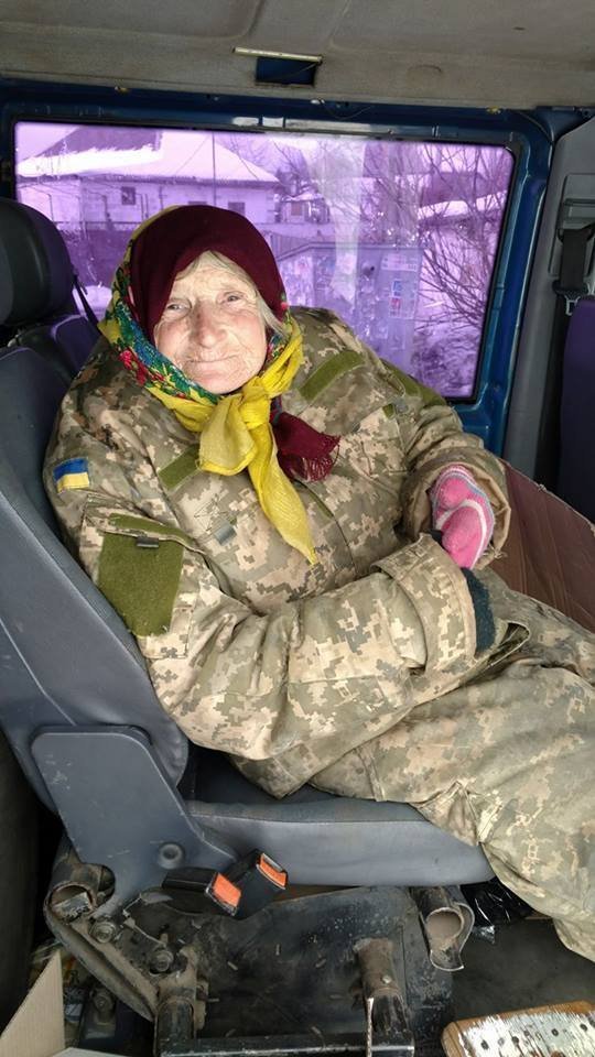Мережу підкорило фото української бабусі у камуфляжі