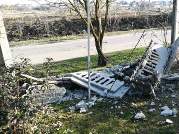 У великодню ніч під Луцьком автівка розтрощила паркан