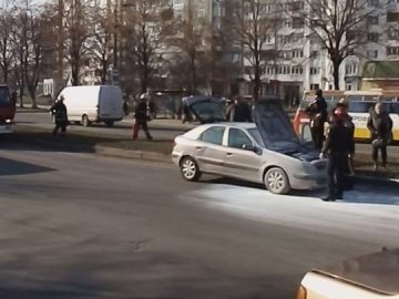 Посеред проспекту Соборності в Луцьку загорілося авто. ВІДЕО