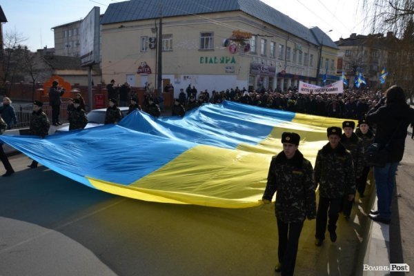  Лучани жалобною ходою та мітингом вшанували пам'ять Небесної сотні. ФОТО