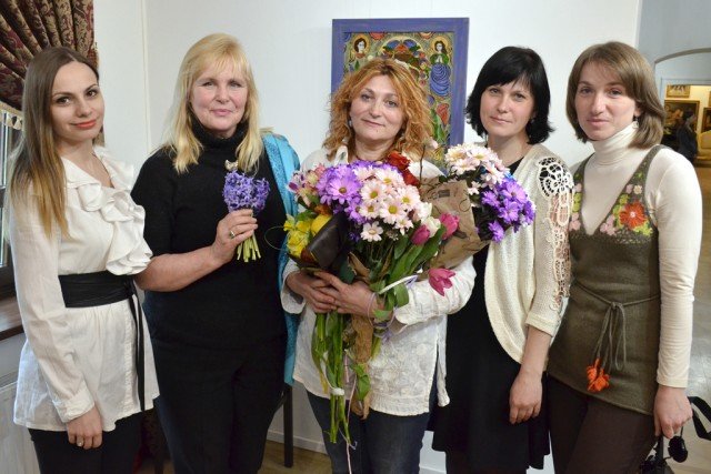 У Луцьку – виставка незвичних ікон на склі