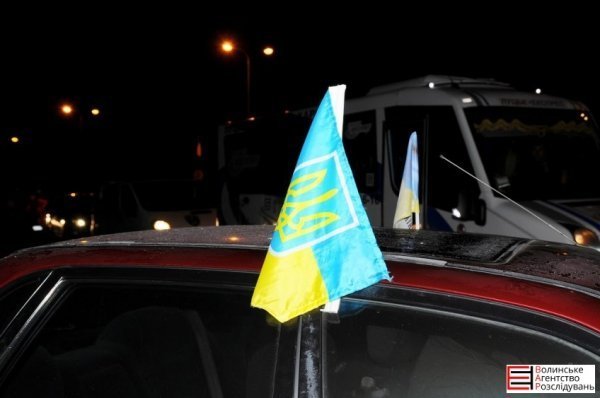 Померлого Героя Романа Луцюка село зустрічало на колінах. ФОТО. ВІДЕО