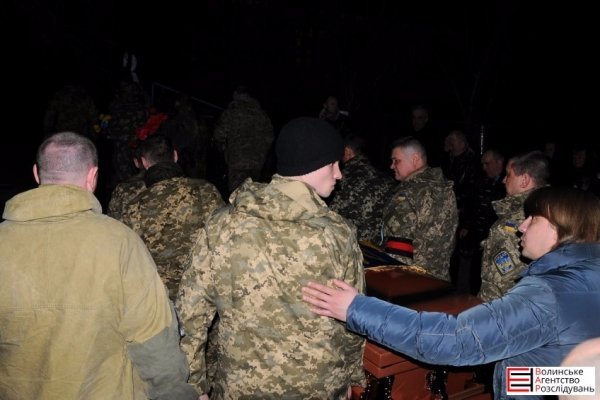 Померлого Героя Романа Луцюка село зустрічало на колінах. ФОТО. ВІДЕО