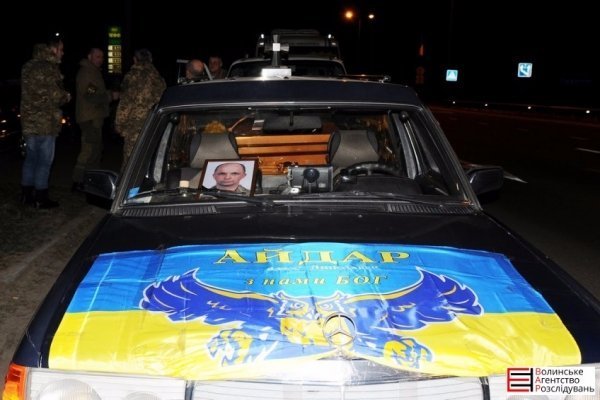 Померлого Героя Романа Луцюка село зустрічало на колінах. ФОТО. ВІДЕО