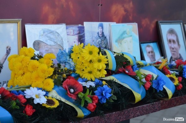 У Луцьку відкрили оновлений фотостенд пам'яті загиблих волинян. ФОТО