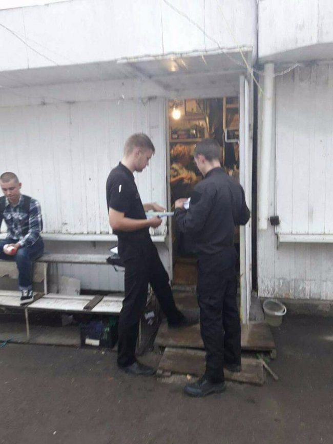 Луцькі муніципали «ловили» продавців сурогату