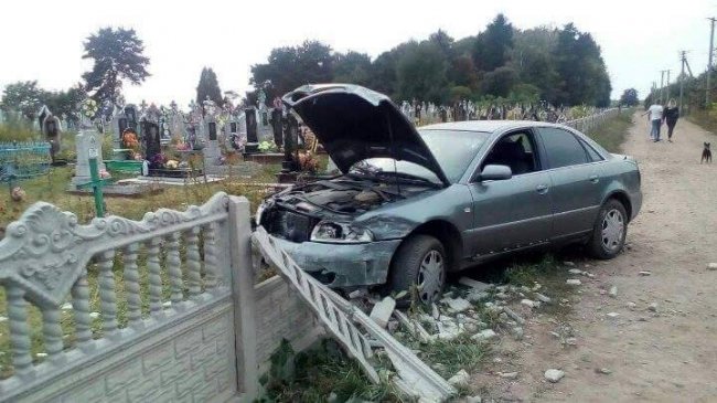 П’яні мажори на авто розтрощили паркан біля цвинтаря