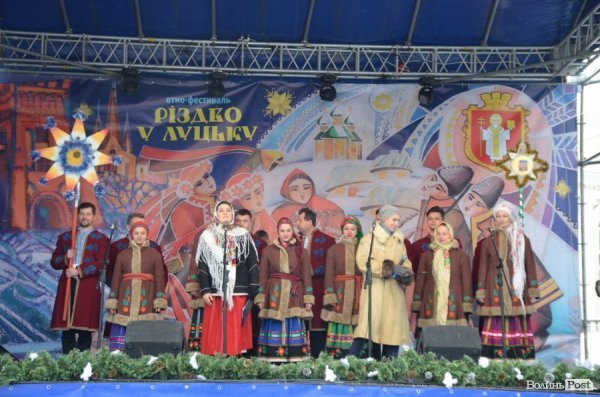 Вертепи, різдвяні зірки та дідух: у центрі Луцька відбувся фестиваль колядок