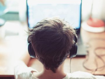 Одразу в кількох луцьких школах під час онлайн-уроків показували порно: чому так сталось. ВІДЕО