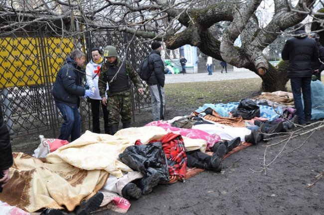 Церква, медики, тіла: священик з Волині показав трагічні кадри з протистояння на Майдані 5-річної давності