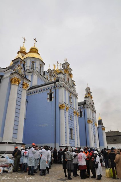 Церква, медики, тіла: священик з Волині показав трагічні кадри з протистояння на Майдані 5-річної давності