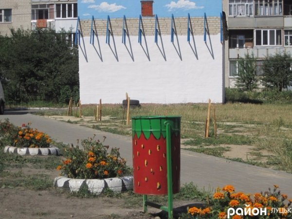 У дворі одного з будинків Луцька «плавають» дельфіни та русалки. ФОТО