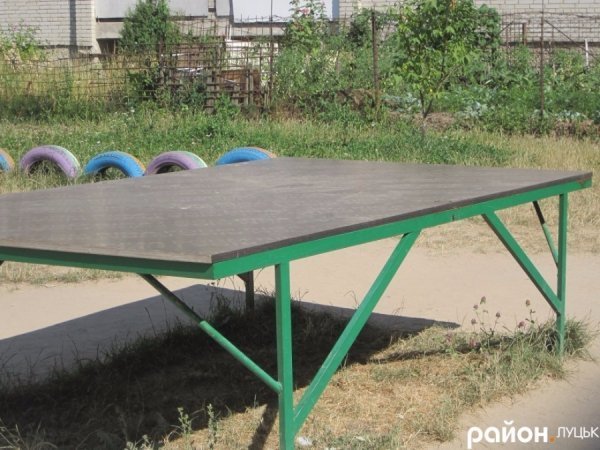 У дворі одного з будинків Луцька «плавають» дельфіни та русалки. ФОТО