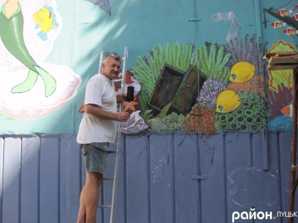 У дворі одного з будинків Луцька «плавають» дельфіни та русалки. ФОТО