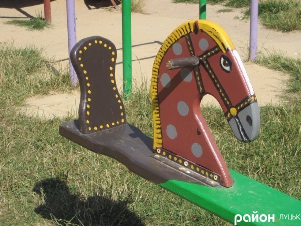 У дворі одного з будинків Луцька «плавають» дельфіни та русалки. ФОТО