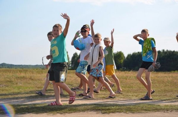 Волинський нардеп відправив дітей у табір. ФОТО