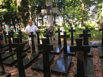 Лучани прибирають українські кладовища в Польщі