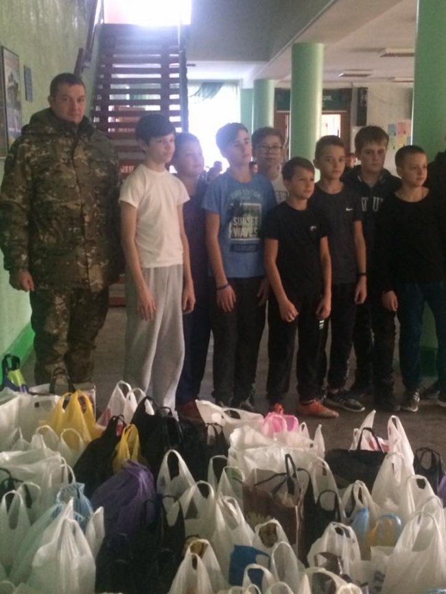 Учні луцької школи зібрали смаколики для бійців. ФОТО