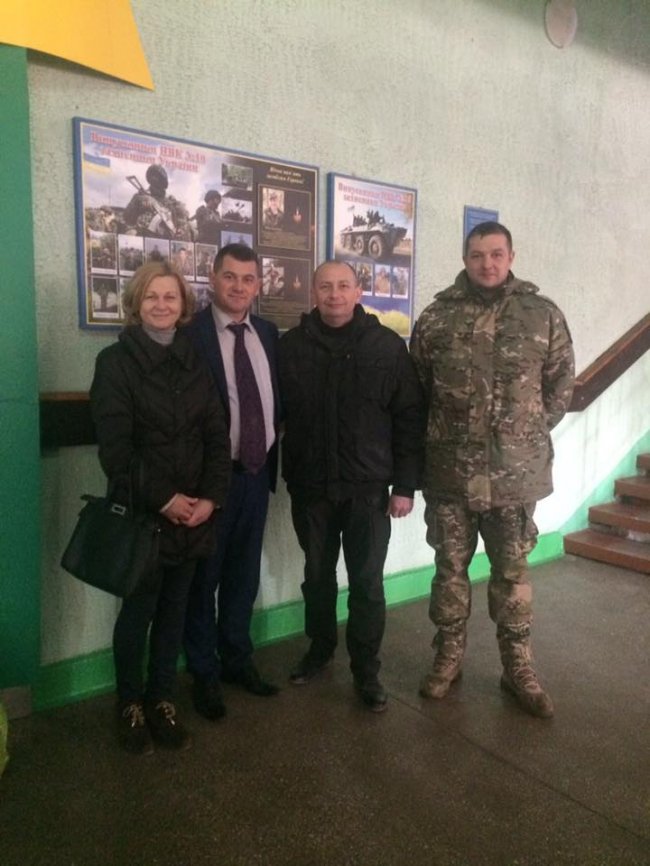 Учні луцької школи зібрали смаколики для бійців. ФОТО