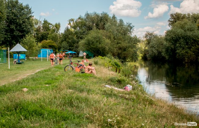 Як лучани рятуються від спеки у Стиру. ФОТО