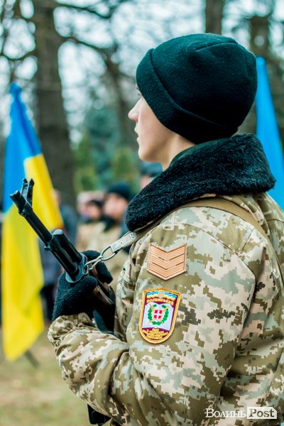 Квіти, сльози і свічки: у День Гідності та Свободи лучани вшанували пам'ять полеглих