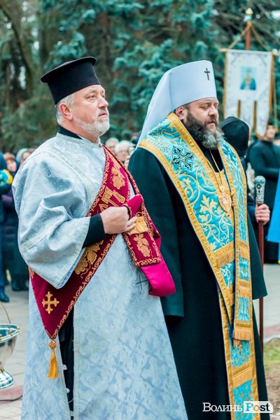 Квіти, сльози і свічки: у День Гідності та Свободи лучани вшанували пам'ять полеглих
