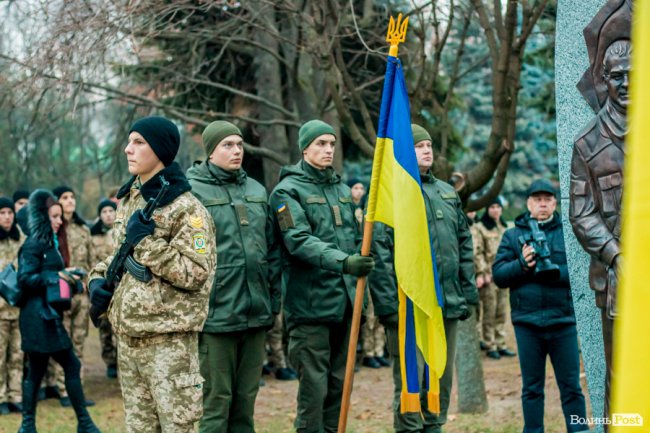 Квіти, сльози і свічки: у День Гідності та Свободи лучани вшанували пам'ять полеглих