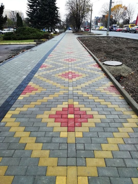 Велодоріжки та LED-освітлення: на одній із луцьких вулиць триває капремонт. ФОТО 