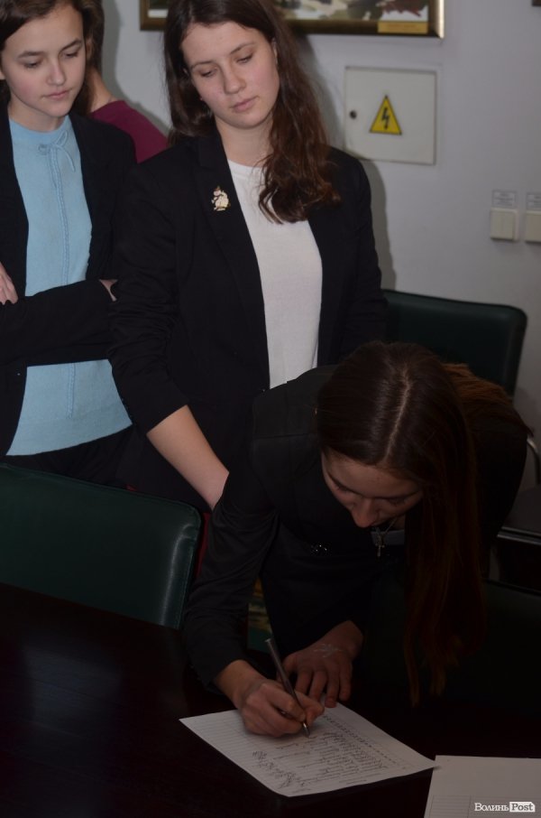 Луцькі школярі «одягли шкуру» депутатів. ФОТО 