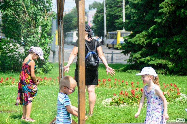 Нестерпні градуси: лучани рятуються від спеки під холодними бризками вуличних душів. ФОТО