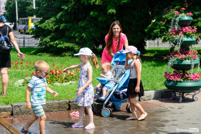 Нестерпні градуси: лучани рятуються від спеки під холодними бризками вуличних душів. ФОТО