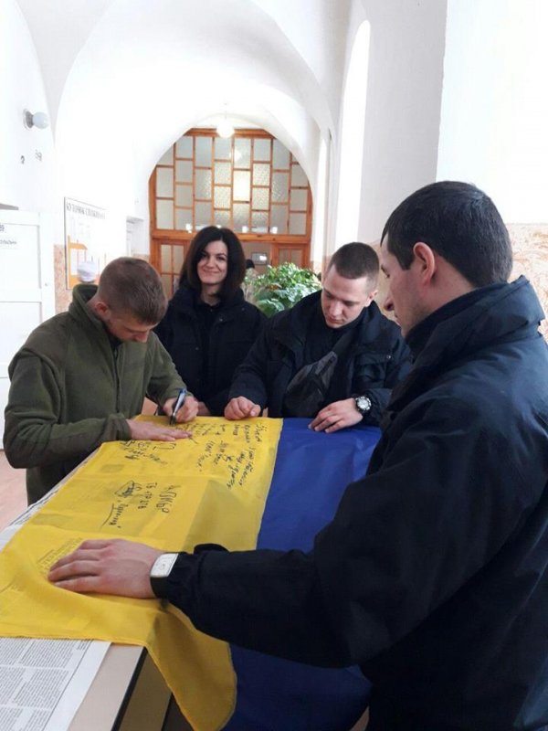 Луцькі патрульні відвідали бійців у госпіталі