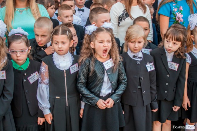 Квіти, вітання та усміхнені першачки: у луцькій школі №9 пролунав перший дзвоник. ФОТО