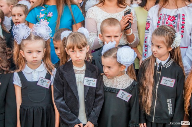 Квіти, вітання та усміхнені першачки: у луцькій школі №9 пролунав перший дзвоник. ФОТО