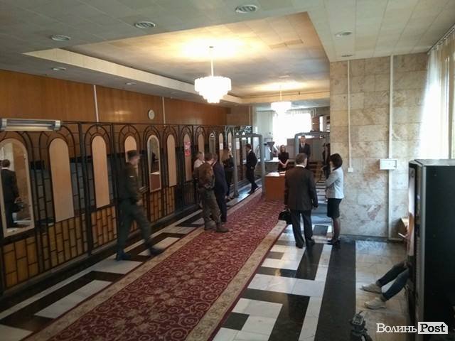 У Волинській облраді поставили металодетектори