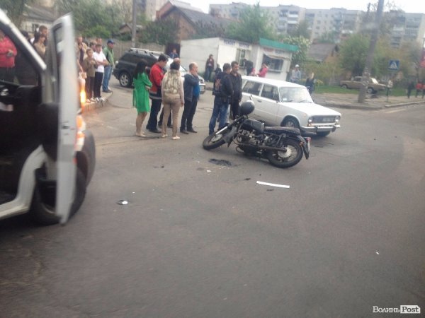 У Луцьку аварія: Smart збив мотоцикліста. ФОТО