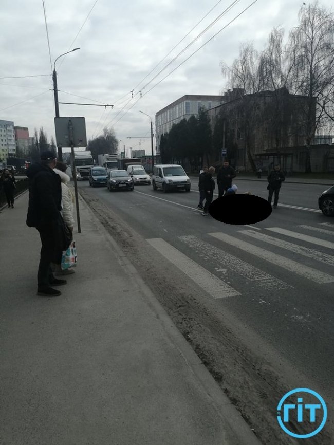 Автівка збила жінку на «зебрі» в Луцьку