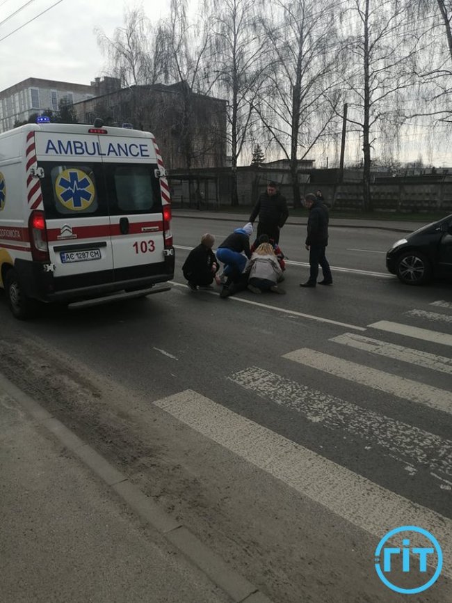 Автівка збила жінку на «зебрі» в Луцьку