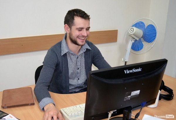 Ведучий і редактор Павло Приймачок готує випуск новин