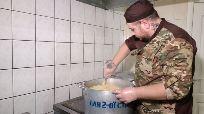Ресторанну кухню поміняв на військову: лучанин готує обіди для нацгвардійців. ВІДЕО