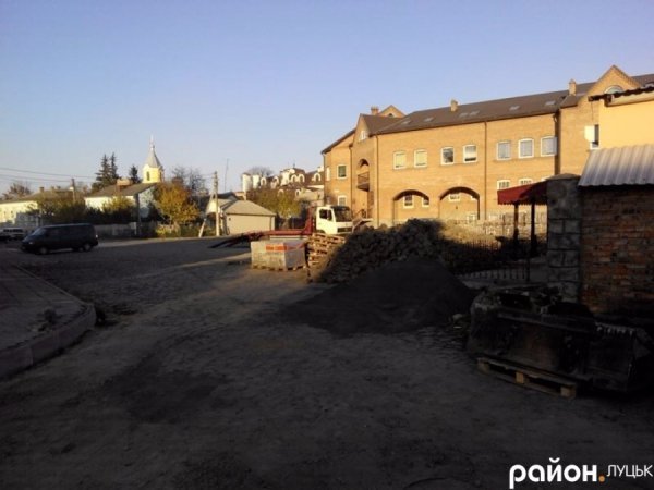 У Луцьку ремонтують дорогу, яка веде до «будинку скульптора». ФОТО