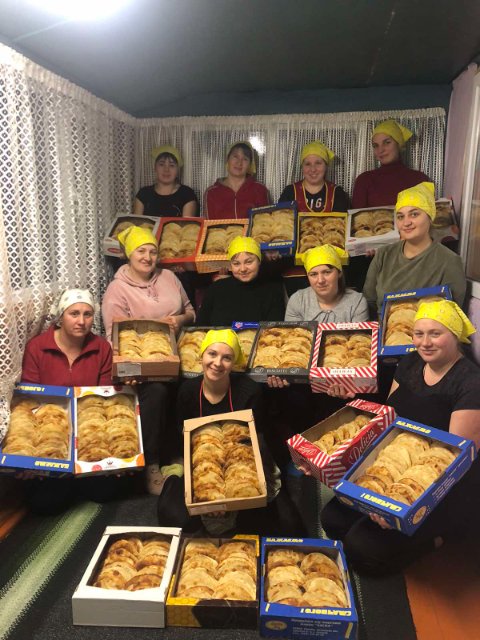 Усі - з однієї великої родини: 11 волинянок волонтерять для односельчан і їхніх побратимів