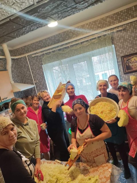 Усі - з однієї великої родини: 11 волинянок волонтерять для односельчан і їхніх побратимів