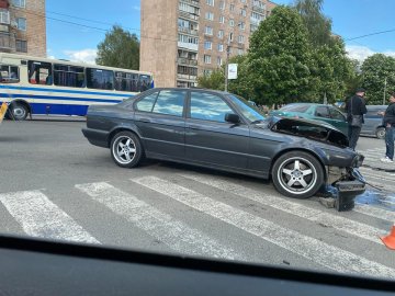 У Луцьку – аварія на кільці: зіткнулися два легковики. ФОТО