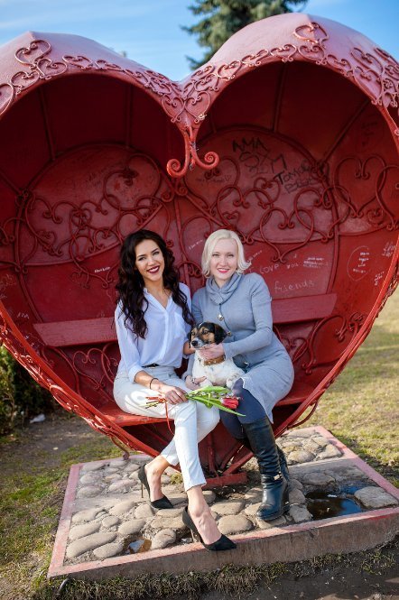 Дана Новарчук – директор КП «Ласка» із Катериною П‘ятачук – модель, зоозахисник, волонтер КП «Ласка» та з собачкою Еммі